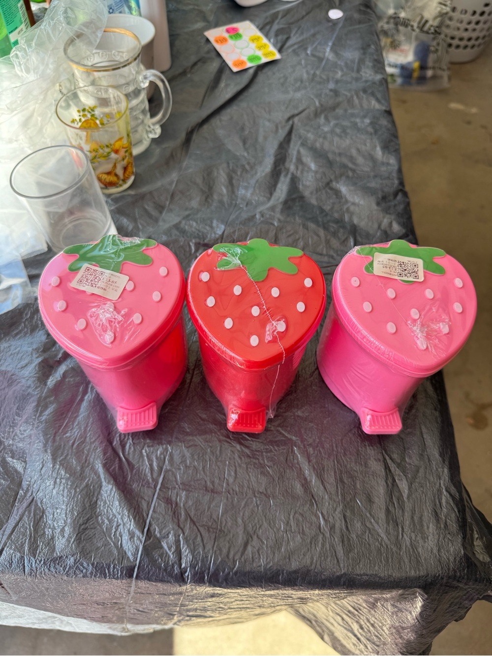 Set of 3 Strawberry-Shaped Plastic Dispensers - Pink & Red